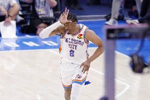 全都留下🤯Shams：雷霆正着手续约杰伦威 谈判已取得实质性进展