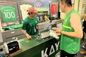 有吧友偶遇吗？张稀哲亲自上阵，在国安商店当收银员