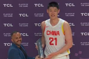 定海神针！胡金秋赛后领取最佳球员奖杯 全场中国球迷大喊MVP