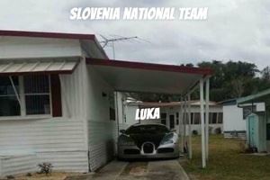 东契奇自媒体晒图为男篮欧锦赛预热：破败小院中的豪车！