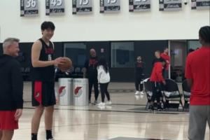 上场爆发后整个人松弛感拉满~小吧探班开拓者训练 杨瀚森加练罚球