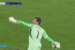 过去就是大单刀！维尼修斯与小孔塞桑接触倒地，裁判没表示