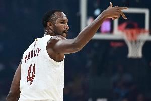 扛起球队！莫布里半场13中6得到16分3板2助2断1帽&第二节带队追分