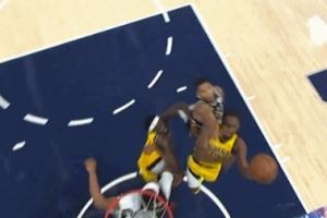 顽强!内史密斯冲击内线 变节奏上篮打中帮助步行者再度扳平