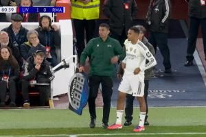 重回故地!阿诺德登场换下居莱尔,安菲尔德嘘声震天!