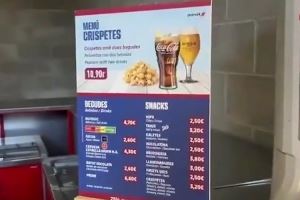 每体晒诺坎普饮品区:啤酒售价4.3欧元,软饮售价4.7欧元