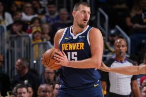 努力做到不摊手不抱怨!约基奇:今年新目标是不再对裁判大吼大叫