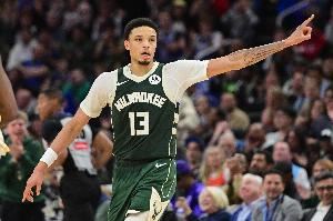 真进化了！罗林斯1V2蛇形突破潇洒挑篮命中 携字母哥轰出一波8-0